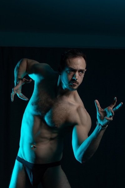 Ярко выраженное освещение сзади-сбоку, проявляющее форму и анатомию. Референсы #references © Школа ... - 2