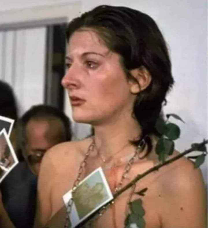 :) ЭКСПЕРИМЕНТ.В 1970-х годах сербская художница Марина Абрамович провела эксперимент: она ...