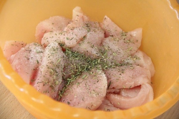 Куриная грудка с помидорами на сковороде.Ингредиенты: Грудка куриная — 400-500 гПомидоры — 400 ... - 2