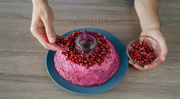Салат Гранатовый браслет с курицей.Ингредиенты:400 г филе куриной грудки4 яйца1 гранат400 г ... - 10