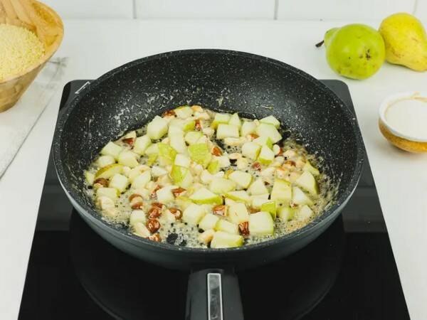 Пшённая молочная каша с карамелизированной грушей и орехами.Ингредиенты:Пшено 180 гМолоко 500 мл ... - 4