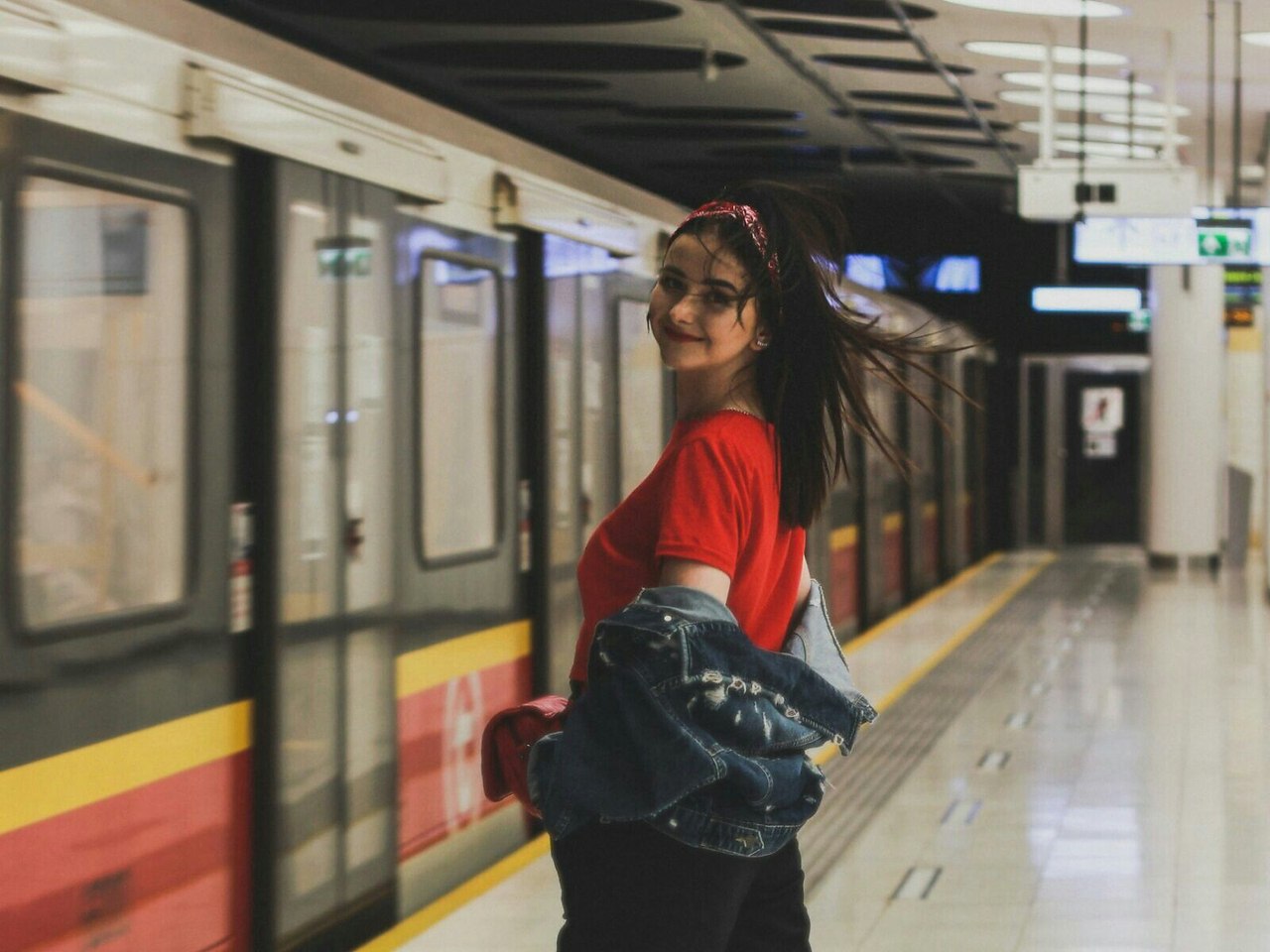 ЗНАКИ...ОНИ ТАКИЕ...).Как всегда после работы я спустилась в метро и поехала домой. Села в третий ...