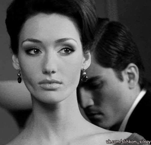 - Ты такая красивая, я люблю тебя, очень! - Обернись. Там сзади девушка в сто раз красивее меня... ...