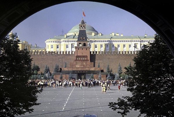 Очередь к Ленину, 1971 год.Целыми классами от школы приезжали в МСК, чтобы отстоять длиннющую ...
