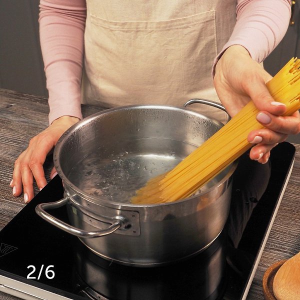 Макароны с курицей в сливочном соусе.Приготовление: 1. Куриное филе помойте и нарежьте небольшими ... - 4