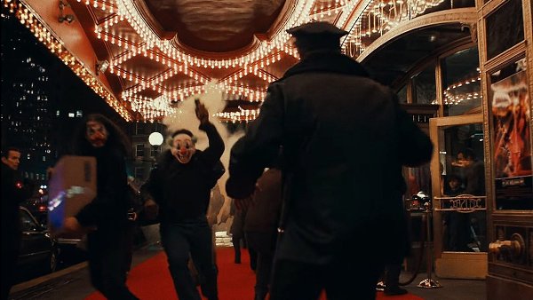 Джокер (2019).Жанр: драма, криминал, триллер Гoтэм, нaчало 1980-х годов. Комuк Артyр Флeк живeт с ... - 2