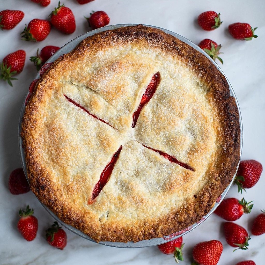 Нереально вкусный пирог со свежей клубникой. Ингредиенты: Для теста: Мука — 300 гХолодное сливочное ...