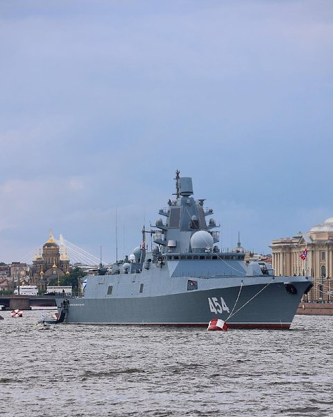 Линеиныи корабль «Полтава» осуществил переход в акваторию Невы, где ошвартовался в самом центре ... - 4