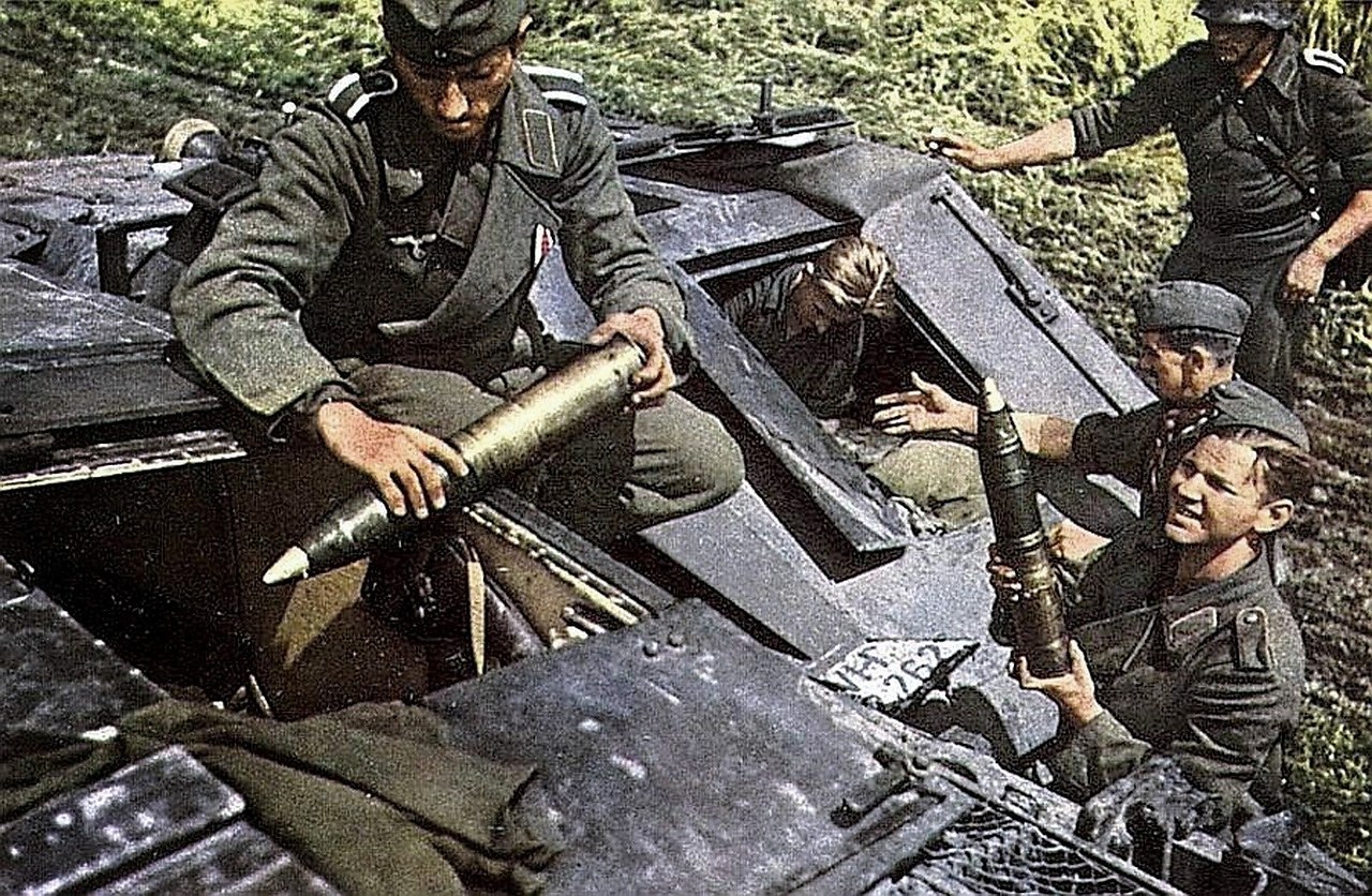 �������� ����������� � �������� ��������� ������ StuG III. ����������� ������. 1943 ���. ...