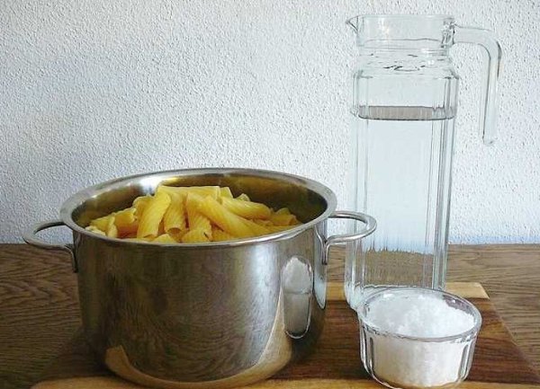Как и при очистке картофельной кожурой, крахмал, содержащийся в воде для пасты, является решающим ... - 2