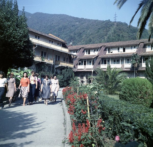 Общий вид корпусов пансионата «Жоэквара» в Гаграх. 1985 год. Автор фото: М.Гельфер