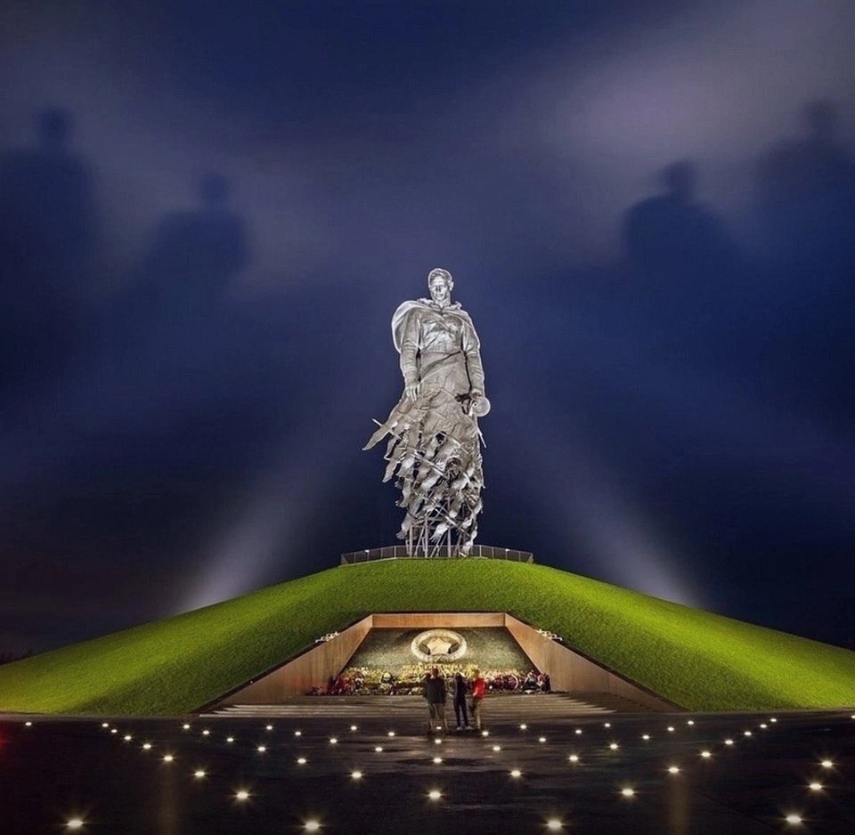 Мемоpиал coвeтcкoмy coлдaтy пoд Pжeвoм нoчью.Невероятно завораживает - 2