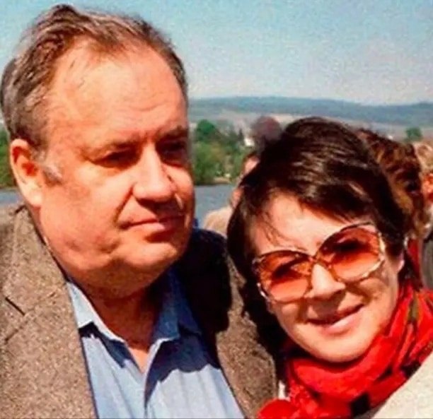 Впервые Эльдар Рязанов увидел Ниночку Зеличенко на одной из студенческих вечеринок. Девушка была ...