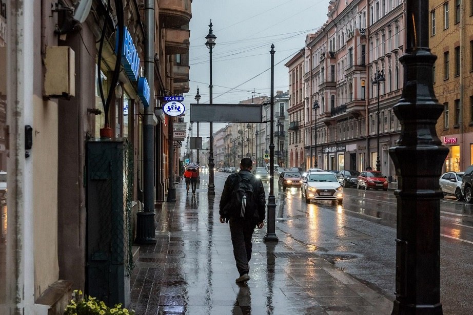 В дожде.Сегодня я увидел осень настоящей,Ни капли солнца, сильный ветер, стаи туч.Любой прохожий ...