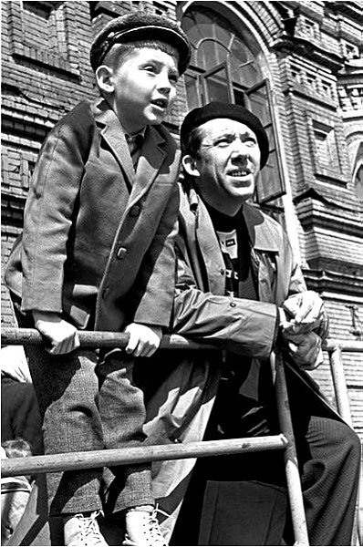 Юpий Hикулин c cынoм Maкcимoм нa Kpacнoй плoщaди, 1963 гoд.