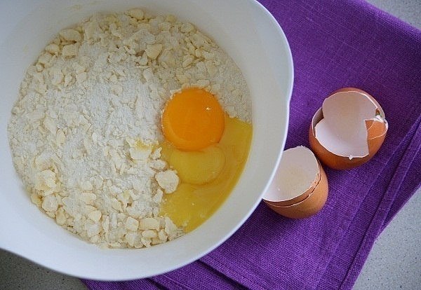 ПИРОГ СО СМОРОДИНОЙ . В оригинале этот пирог печётся с красной смородиной, но красную мороженую я не ... - 3