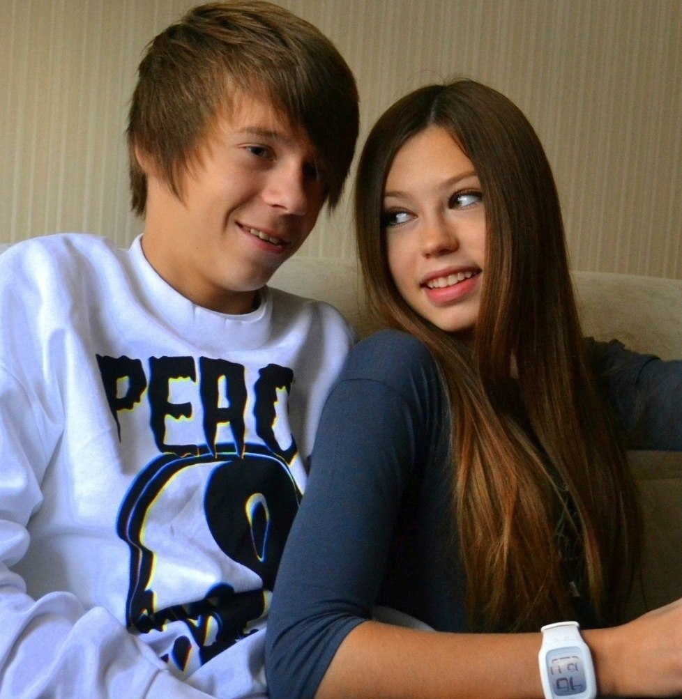 Ее брата даню. Мальчики и девочки блогеры. Ее брата даню. Дани и кристи сейчас 2021. Ее брата даню.