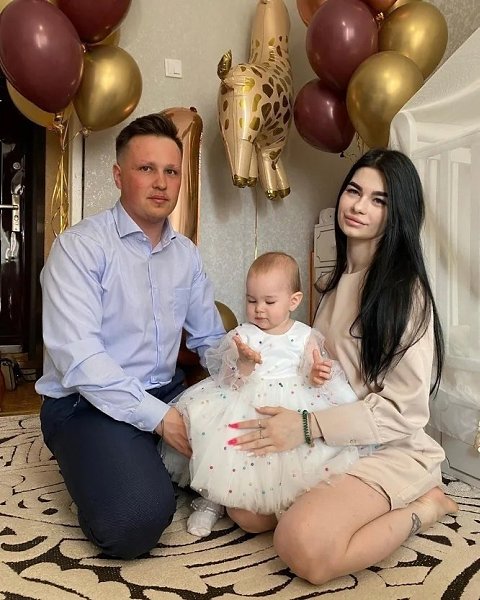 Выпавшая из окна 5-го этажа 2-летняя дочь блогерши Арины Шальновой скончалась в больнице в день ... - 3