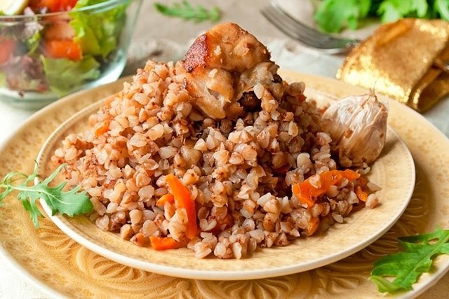 Гречка по-купечески. Лук репчатый -1 шт Морковь - 1 шт Фарш говяжий - 300 гр Греча -300 гр Вода - ...
