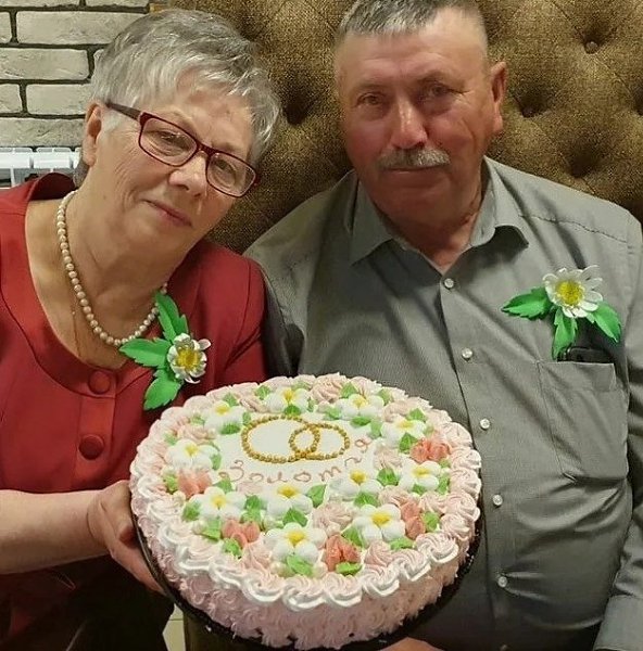 У родителей юбилей свадьбы.От нас с братом подарком был самодельный торт. Мы старались и угодили ...