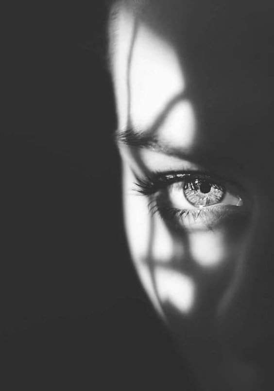 Я, словно бабочка к огню.Стремилась так неодолимоВ любовь, в волшебную страну,Где назовут меня ...