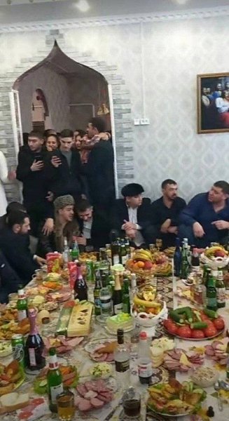 Так выглядят цыганские свадьбы. Простите, но смотреть больно. Обратите внимание на столы. - 2