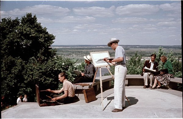 Киевские студенты на летнем пленере на Тарасовой Горе в Каневе. 1950-е гг. Автор фото: Семён ...