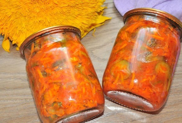 Салат «Пикантный» с огурцами, морковкой и томатной пастой. В этом консервированном салате огурчики ...