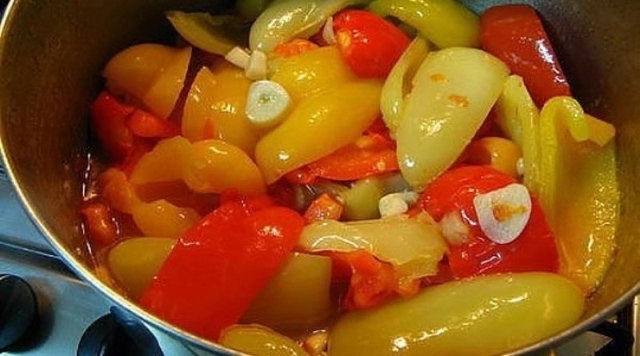 Быстрый маринованный перец половинками. Изумительно, попробуйте.Для приготовления ...