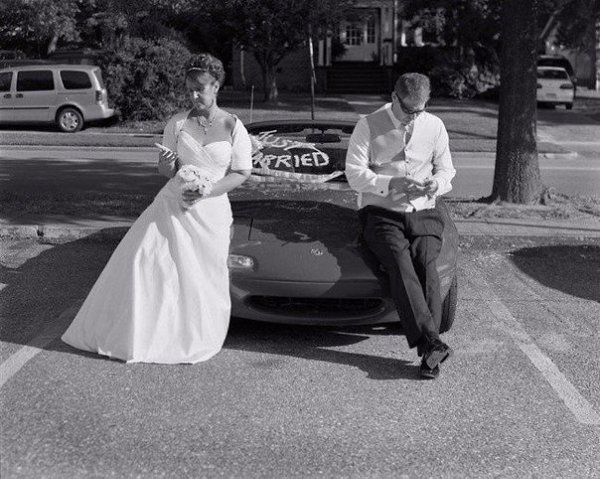 Фотограф удалил телефоны со снимков, чтобы показать, как мы далеки друг от друга - 2