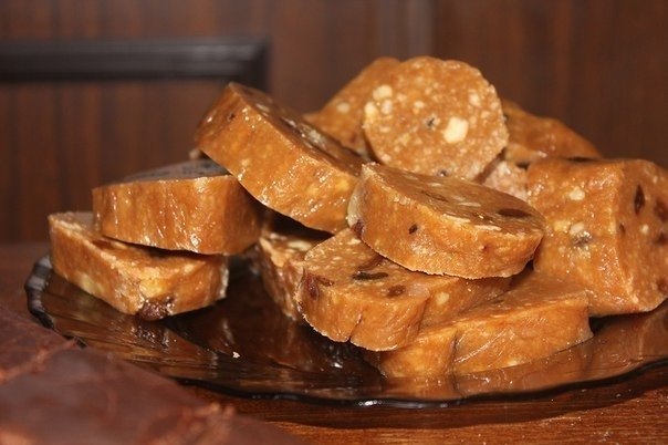 СЛИВОЧНАЯ КОЛБАСКА .ИНГРЕДИЕНТЫ:  2 пачки печенья (со вкусом топленого молока)  1 стакан грецких ...