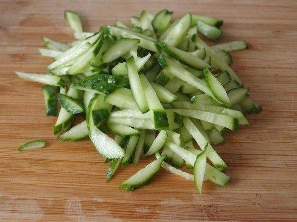 Салат из пекинской капусты с курицей.Ингредиенты:Пекинская капуста – 300 грКуриное филе – 1 ... - 4
