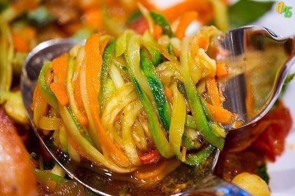 САЛАТ «КОРЕЙСКИЙ КАБАЧОК» НА ЗИМУ. Кабачок — 3 кг Морковь — 500 г Сахар — 100 г Масло растительное — ...