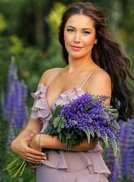 Загадочная женская природа.Очарованье, шарм и красота.И даже если в сердце непогода,Сияют ...