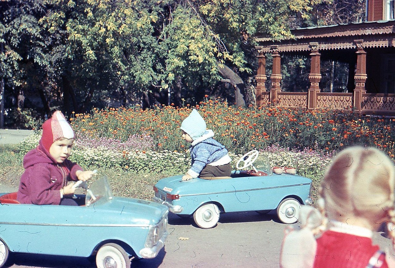 Рязань. Ребятишки катаются на детских автомобилях в ... | Назад в СССР |  Фотострана | Пост №2571379950