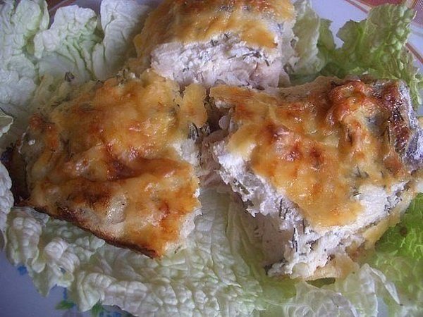 Рыба, запеченная в сметане.Ингредиенты:- 2 кг рыбы (хек, минтай)- 3 головки лука- 2 яйца- 150 г сыра ...