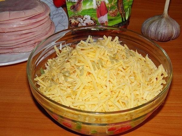 Ветчинные рулетики с сыром.Состав рецепта (на 10 порц.):Ветчина - 500 грТвёрдый сыр - 150 грКуриные ... - 4