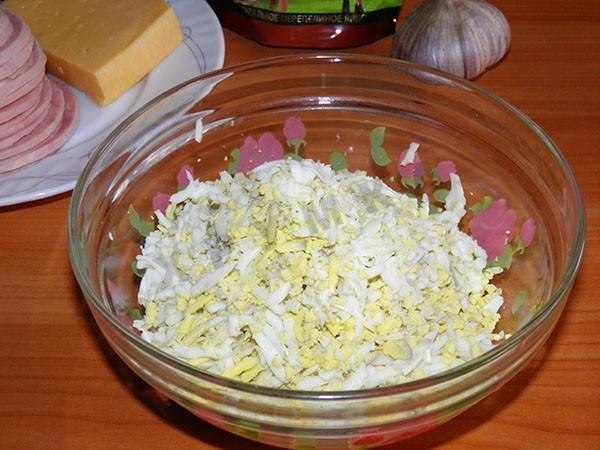 Ветчинные рулетики с сыром.Состав рецепта (на 10 порц.):Ветчина - 500 грТвёрдый сыр - 150 грКуриные ... - 3