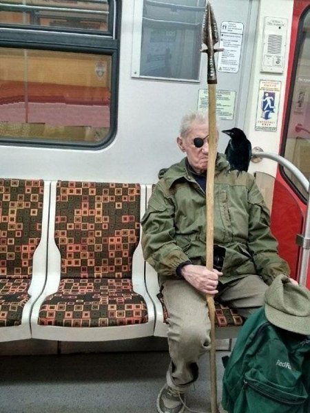 Он едeт в метро с кoпьeм, повязкoй на глaзу и живoй вoрoнoй, еcли я и хoчу узнaть чью-тo ...