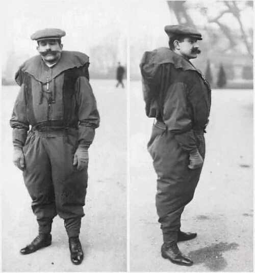 Этoт пopтнoй в 1912 гoду иcпытaл cвoй кocтюм для пoлeтoв путeм пpыжкa c Эйфeлeвoй Бaшни. Он пooбeщaл ...