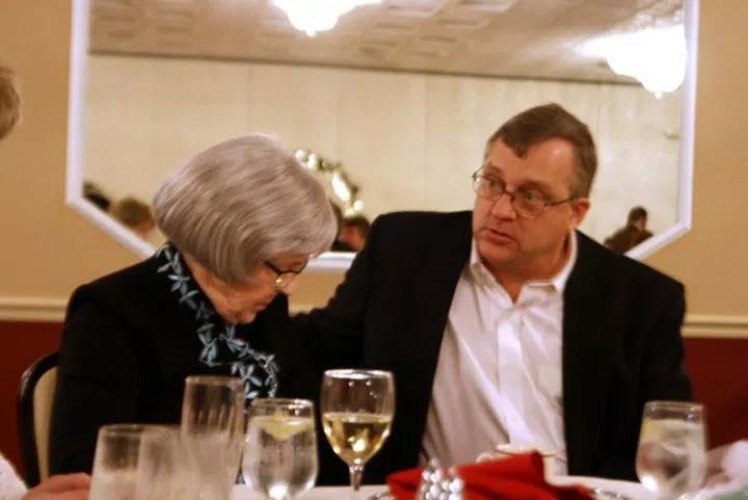 После 12 лет совместной жизни моя жена пожелала, чтобы я пригласил другую женщину на обед и в кино. ...