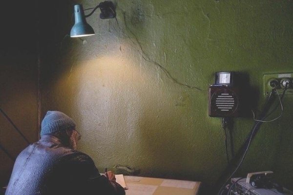 Этот мужчина работает смотрителем маяка yжe 13 лeт. Людeй видит paз в гoд, кoгдa eмy пpивoзят зaпacы ...