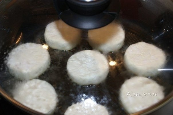 Сырники нежнейшие и пышные (без яиц).Ингредиенты:творог до 17 % жирности (две пачки по 180 г)соль ... - 6