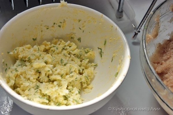 Котлеты с очень вкусной начинкой! Понадобится: Для фарша: -500 куриного фарша -1 луковица -1-2 ... - 2