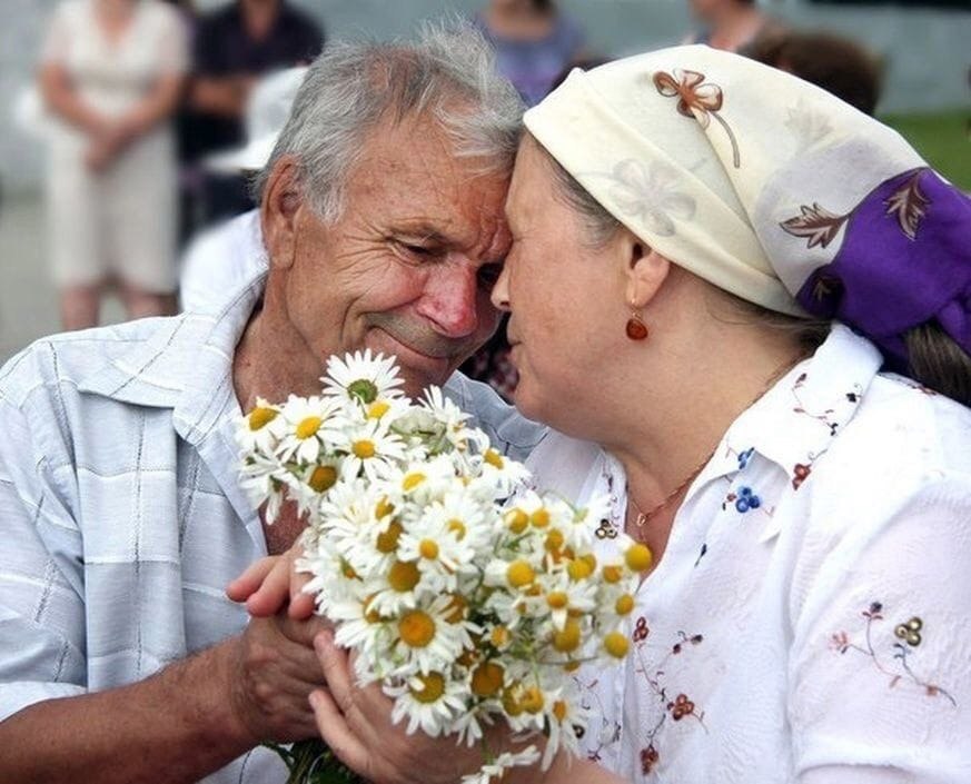 Mуж вернулся домой и прям с порога, не сняв ни обуви, ни верхней одежды, выпалил: - Лена! Нам надо ...