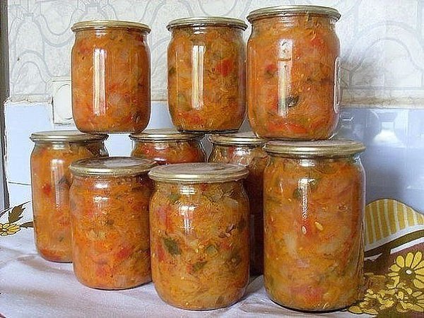 Солянка . Ингредиенты: 1,5 кг капусты, 1,5 кг помидоров, 1 кг огурцов, 1 кг лука, 1 кг моркови, 0,5 ...