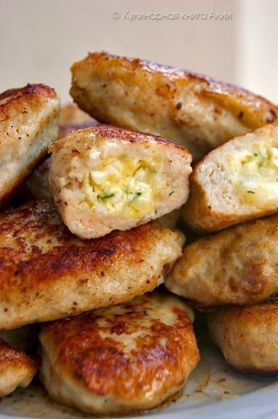 Котлеты с очень вкусной начинкой! Понадобится: Для фарша: -500 куриного фарша -1 луковица -1-2 ...