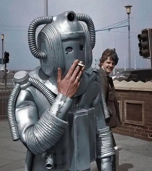 Кибер-контроллер из сериала «Доктор Кто» на перекуре. Великобритания. 1968 год. #1960s@phistory | ...