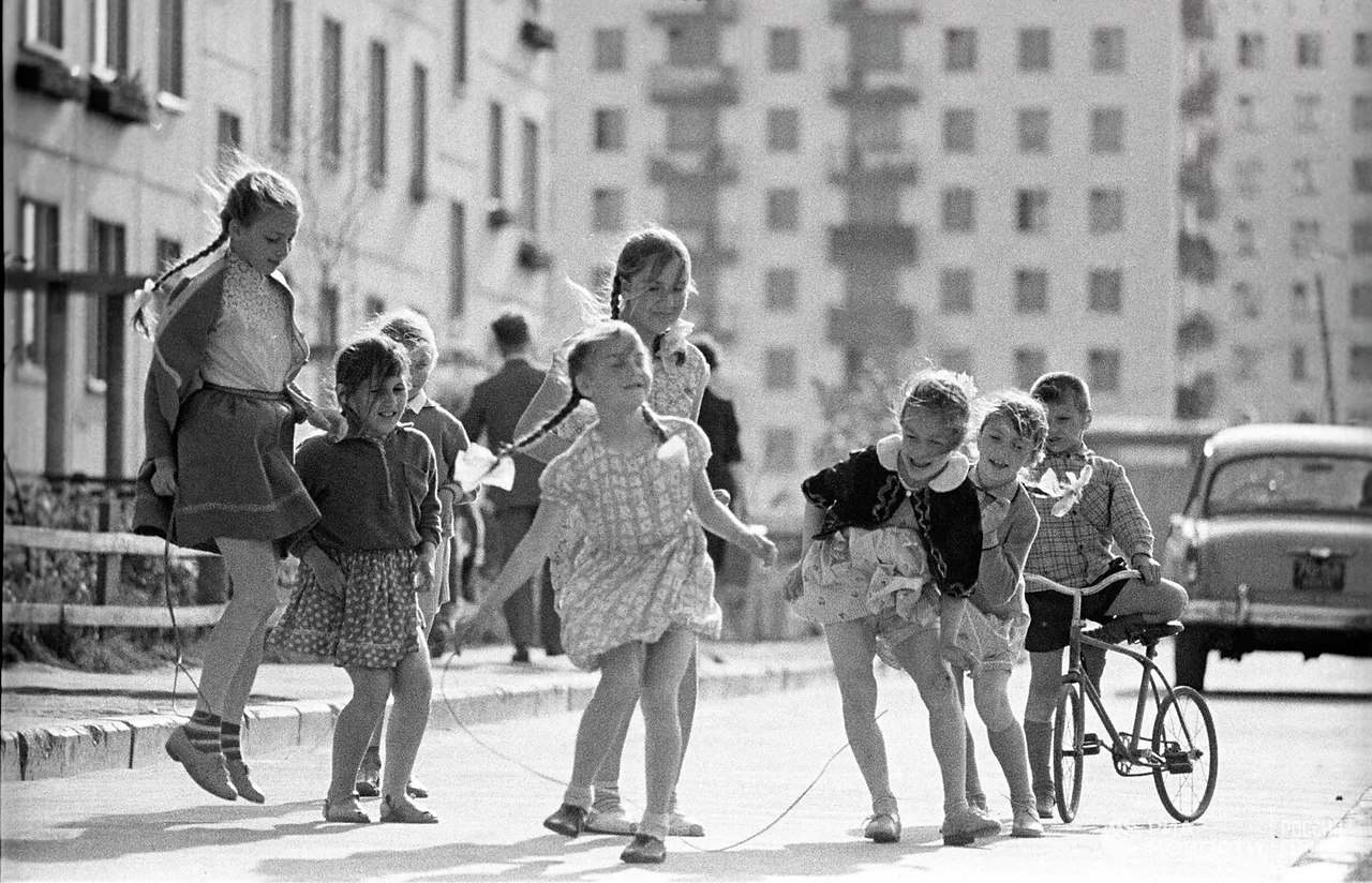 Детство 80 х песня. Детство СССР 80е Москва. Советские дети на улице. Советское детство во дворе. Счастливое советское детство.