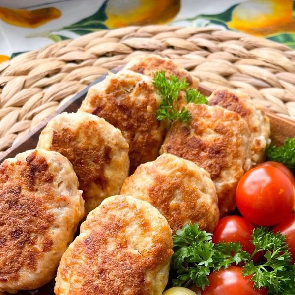 Вкуснейшие котлетки. КБЖУ на 100г: 190/14.3/14.1/1.1. Ингредиенты для котлет: •400гр филе бедра ...